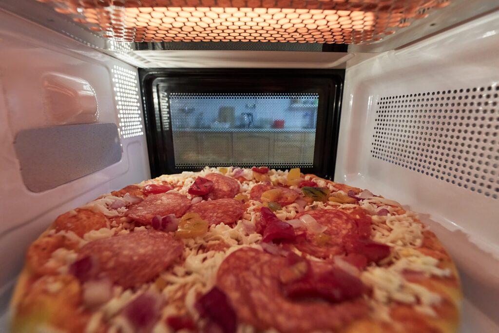 Heating pizza in a microwave oven